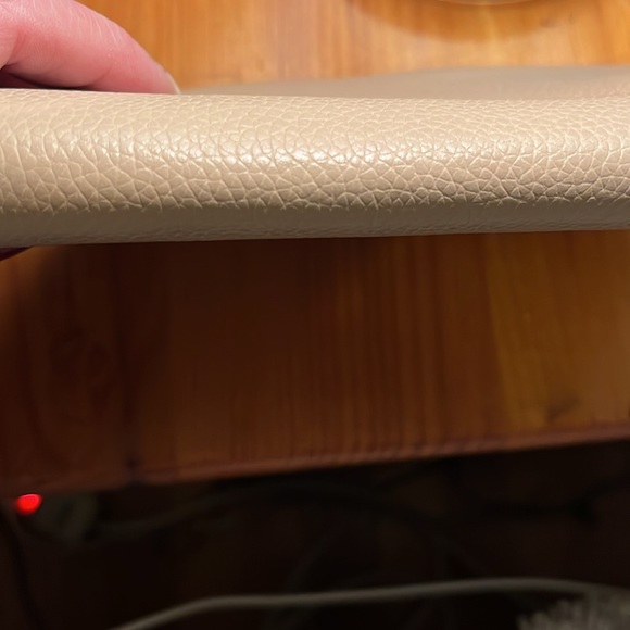 Kate Spade Wristlet in Pre Loved condition. It does have a bit of wear. - Picture 3 of 9